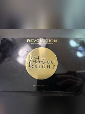 Revolution Gold Metallic Eyeshadow Palette